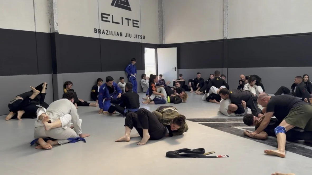 El tatami de Elite BJJ lleno durante un entrenamiento
