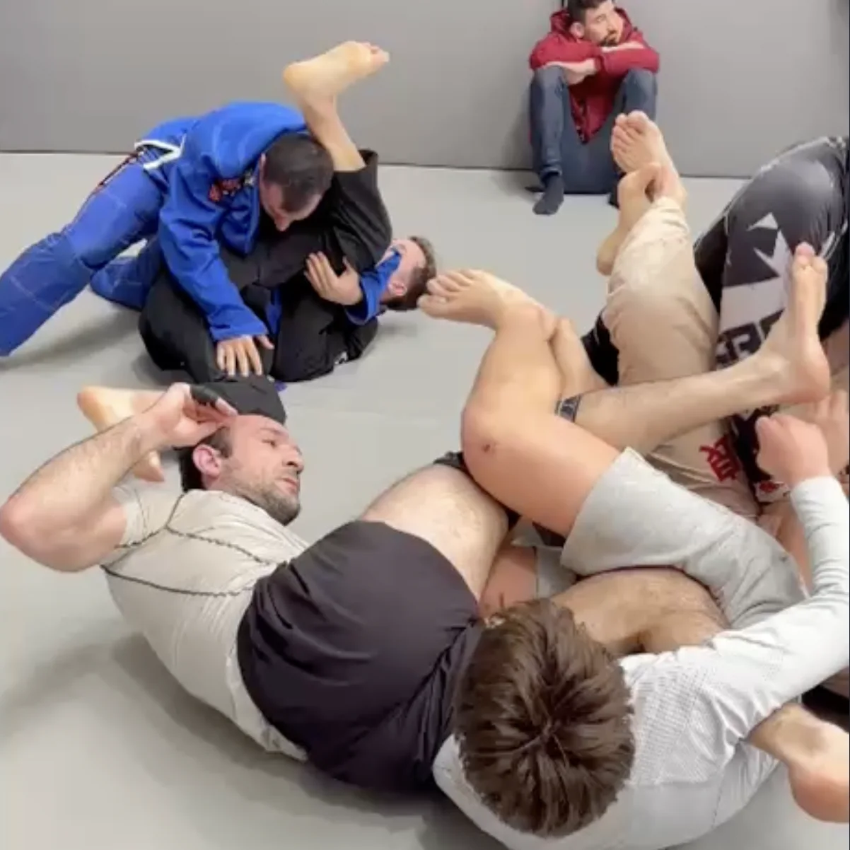 Alumnos con y sin kimono entrenando en el mismo tatami