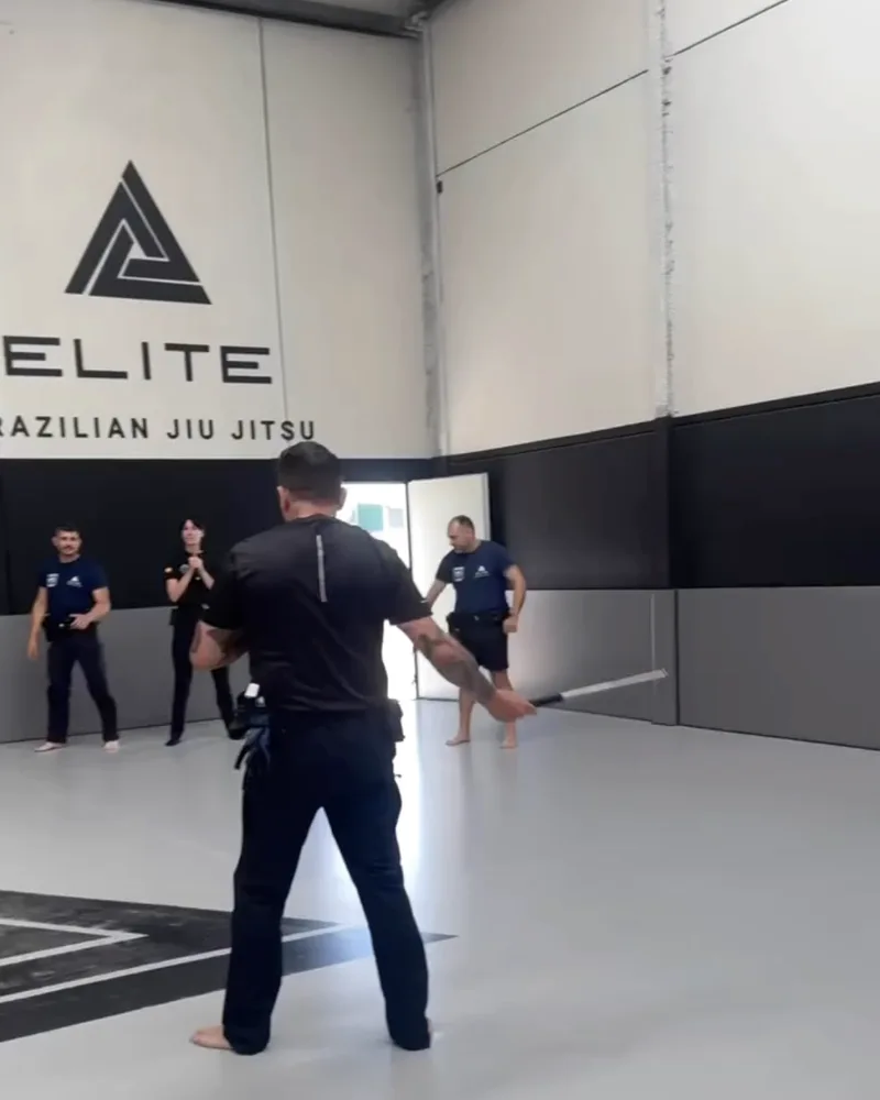 Clase de defensa personal policial en Elite BJJ, Torrent