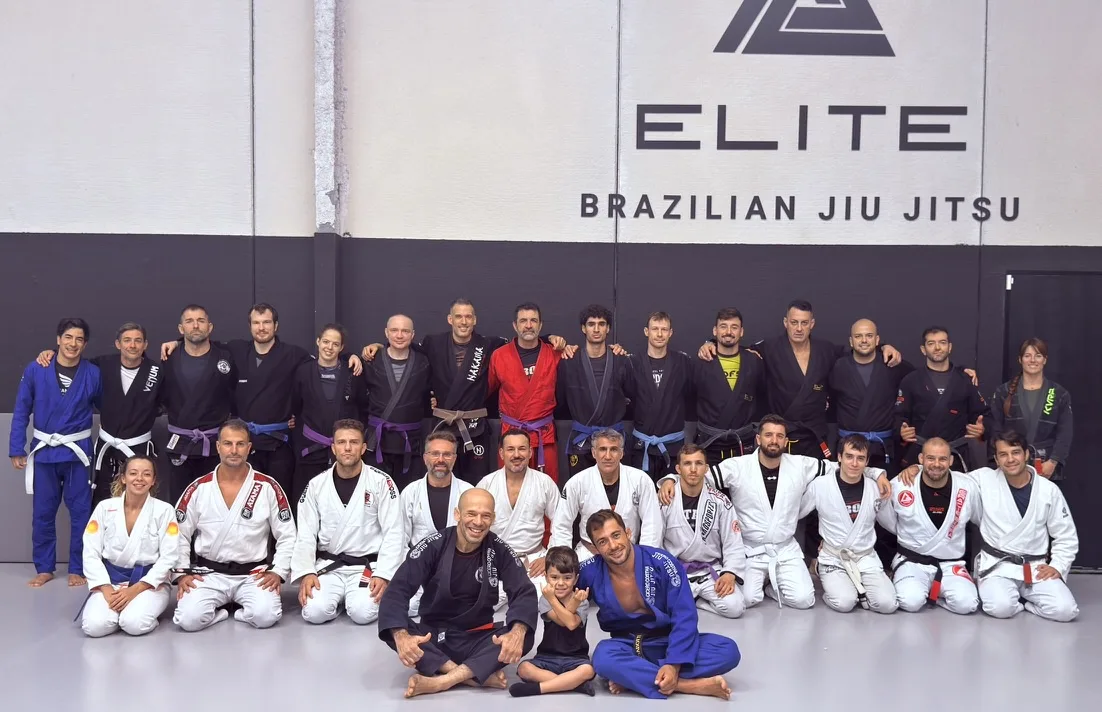 Alumnos y profesores de Elite BJJ reunidos en el tatami de la escuela, en Torrent