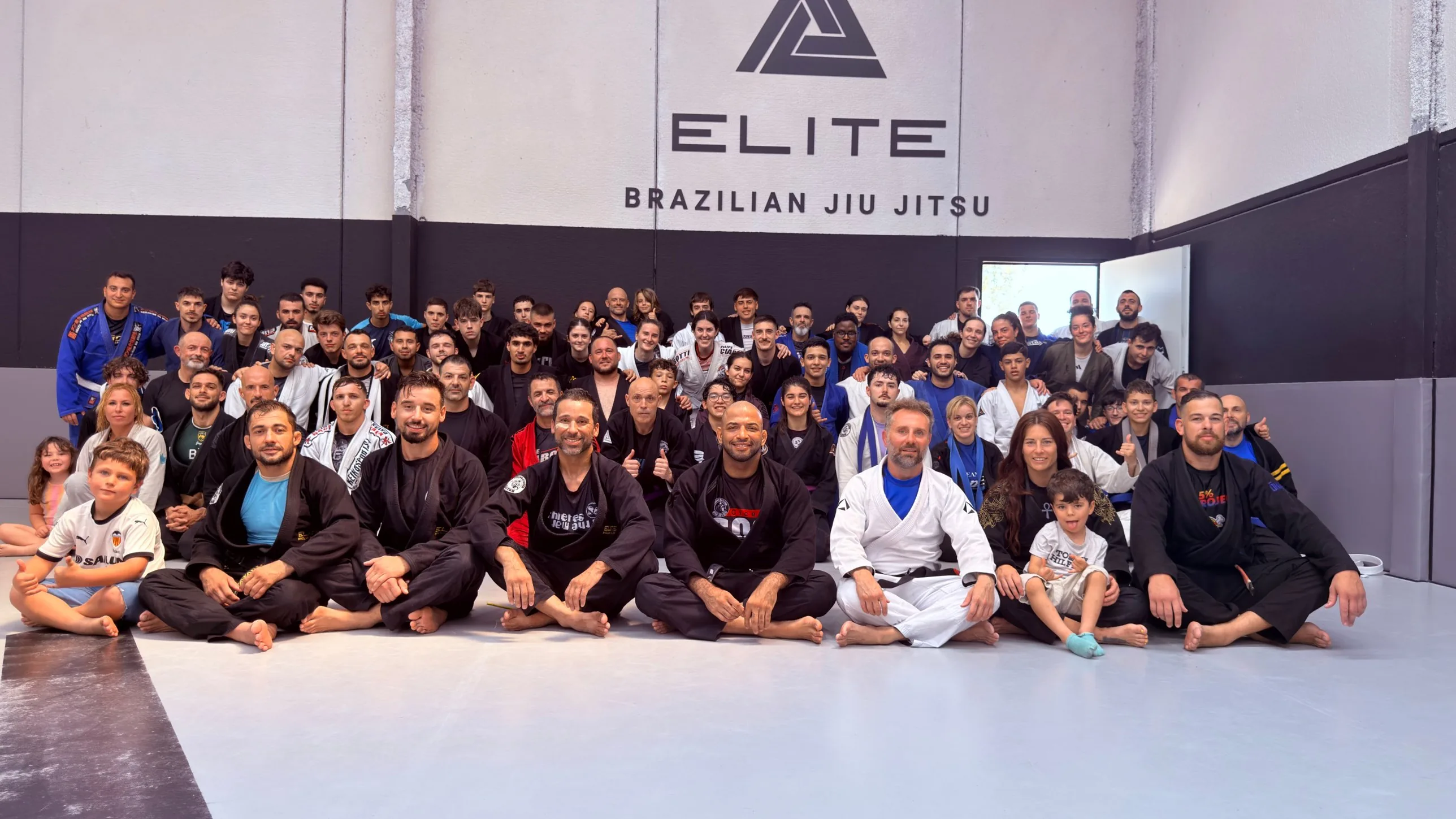 Alumnos y profesores de Elite BJJ en el tatami de la escuela, en Torrent