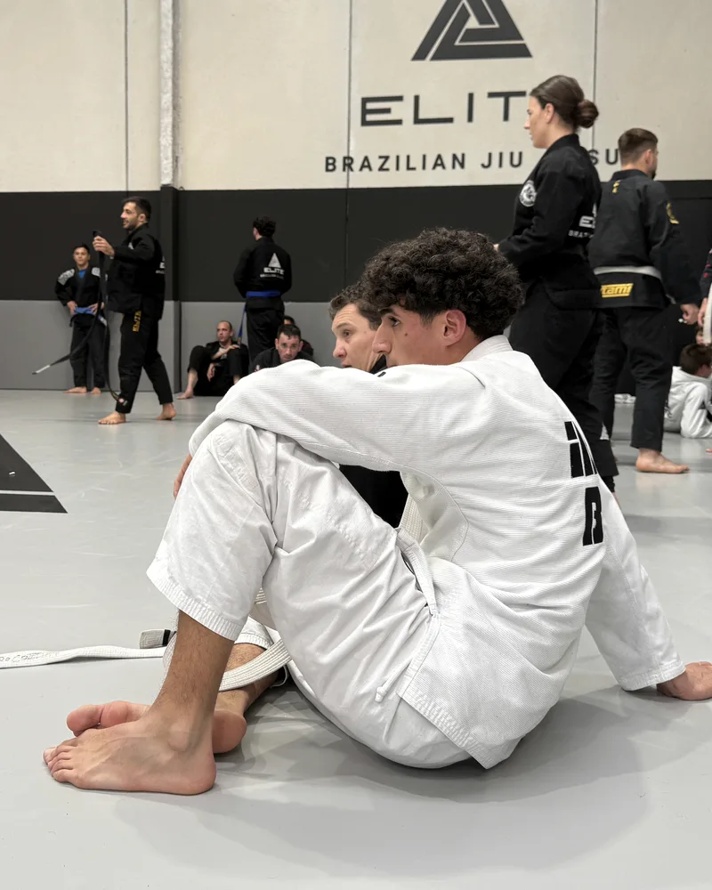 Un joven con kimono blanco en una clase