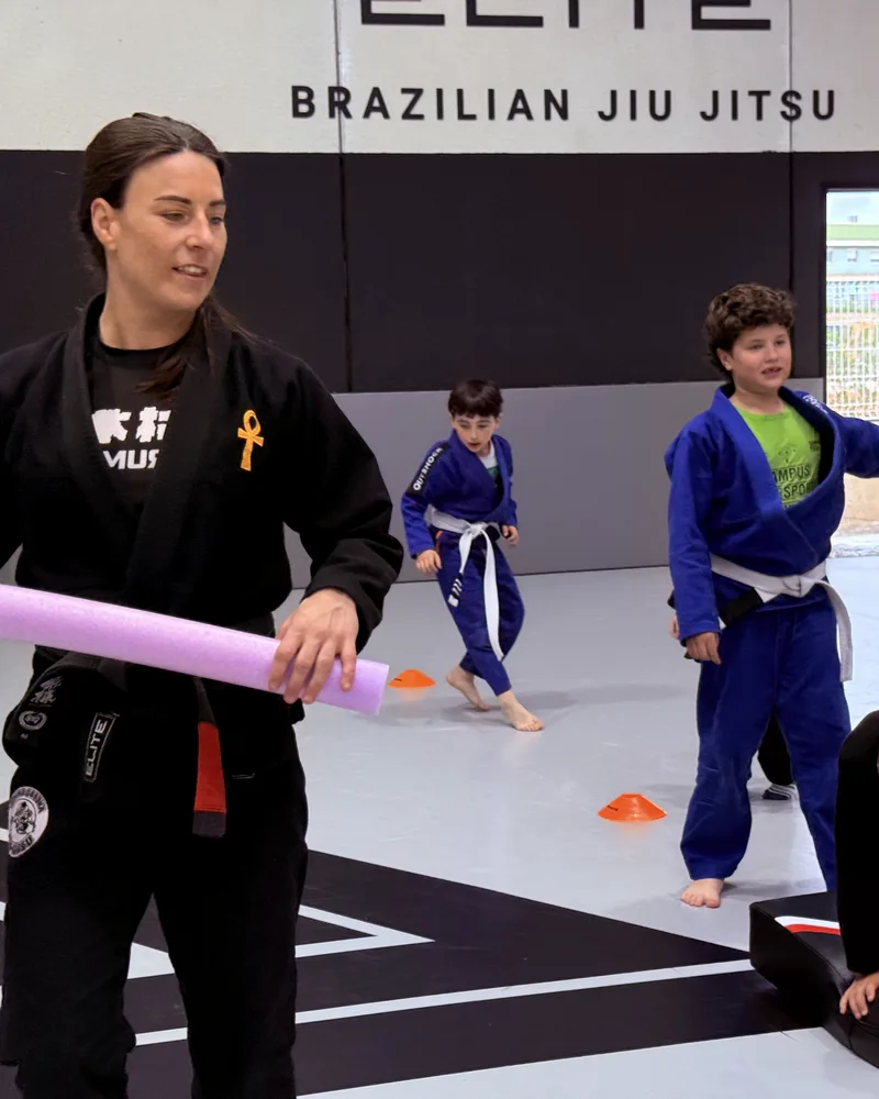 La profesora con un grupo de niños en el tatami