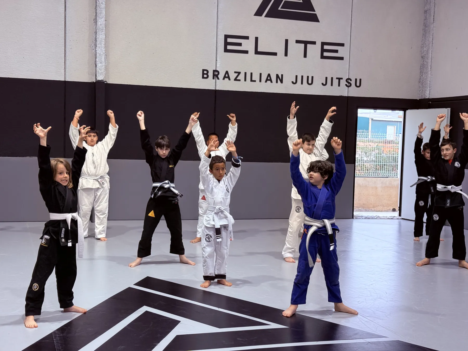 Niños celebrando al final de una clase
