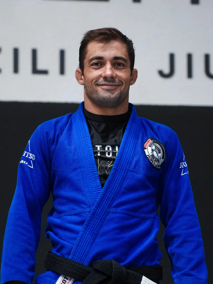Filipe Ciabotti, profesor cinturón negro de Elite BJJ, con kimono azul