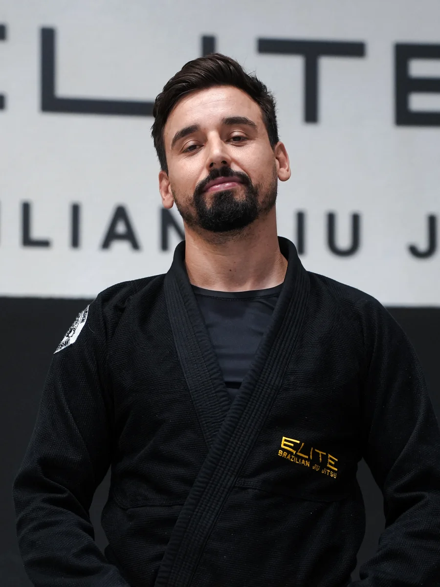 Steeven Reis, profesor cinturón negro de Elite BJJ, con kimono negro
