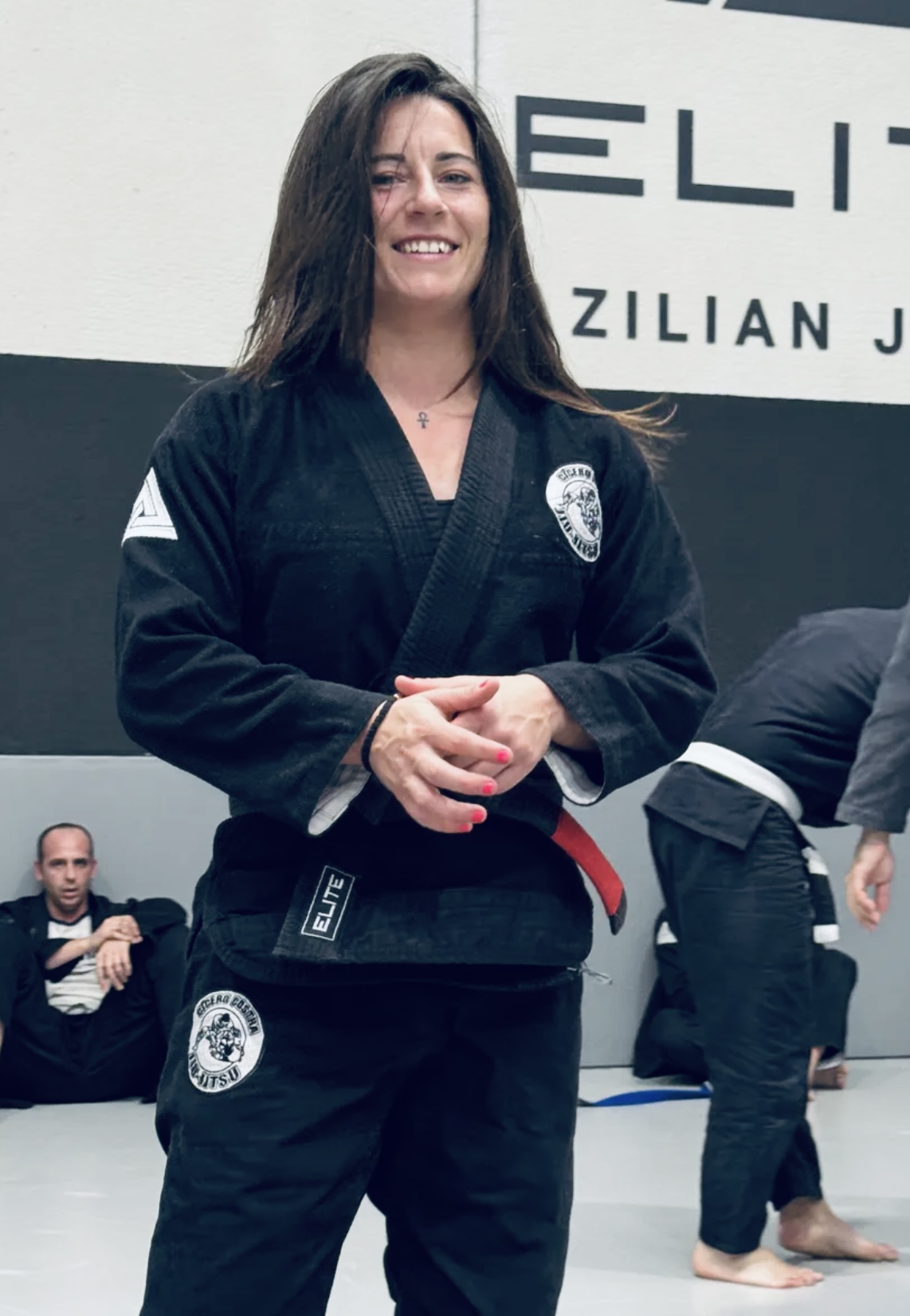 Stephanie Ds sentada en el tatami con kimono negro