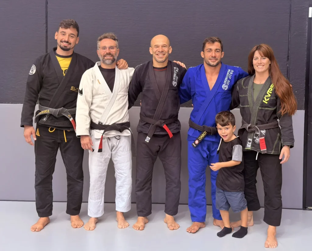 El maestro Cícero Costha con los profesores de Elite BJJ en el tatami de la escuela