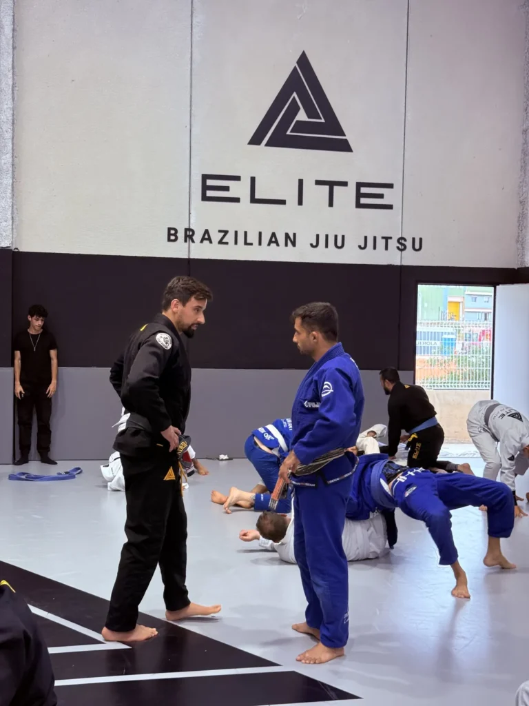 Filipe Ciabotti, cinturón negro, explicando una técnica a un alumno de cinturón azul en Elite BJJ