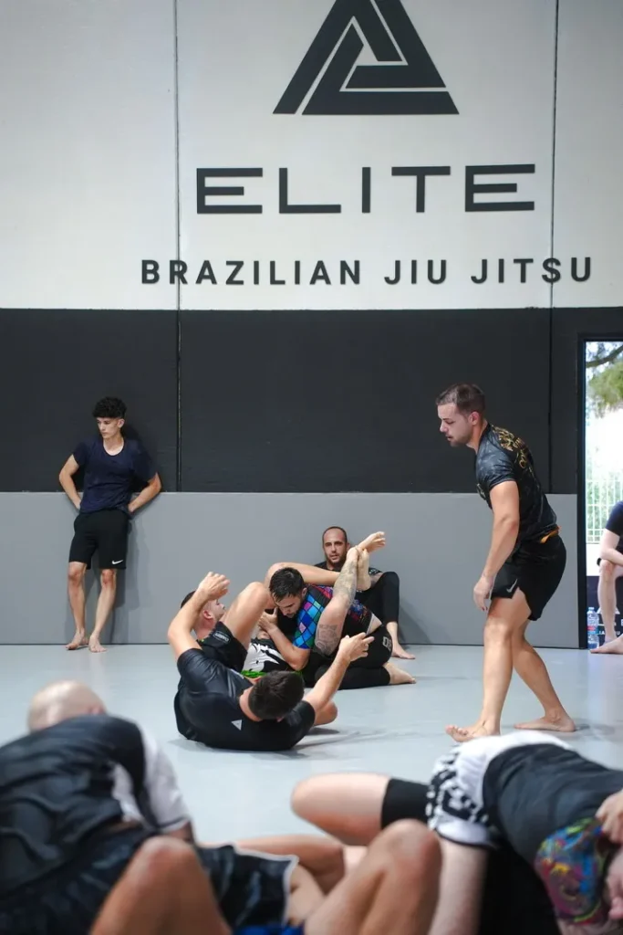 Profesor de Elite BJJ supervisando a las parejas durante una clase de No-Gi