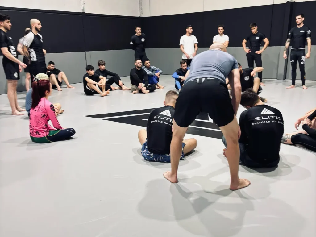 Practicantes de varias escuelas reunidos en el tatami de Elite BJJ durante un Open Mat