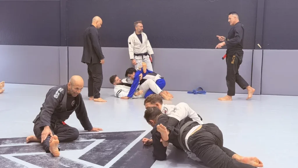 El maestro Cícero Costha observa a los alumnos mientras practican la técnica durante el seminario en Elite BJJ