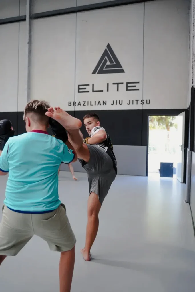 Alumnos de Elite BJJ entrenando golpeo en la clase de MMA