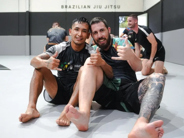 Dos practicantes de distintas escuelas sonrientes tras entrenar en el Open Mat de Elite BJJ